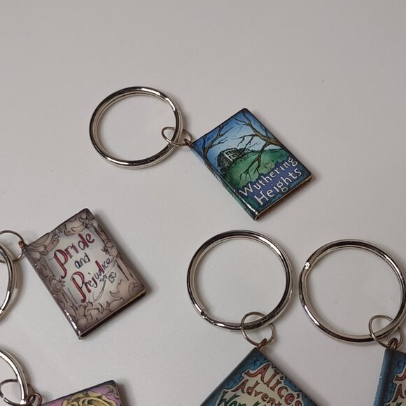 Lot Of 15 Little Faux Book Keychains - Picture 8 of 14